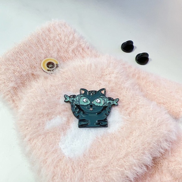 Cat with Fish Enamel Pin - Picture 4 of 5